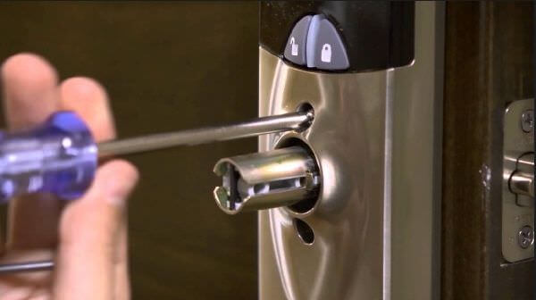 Установка замков в металлические двери
