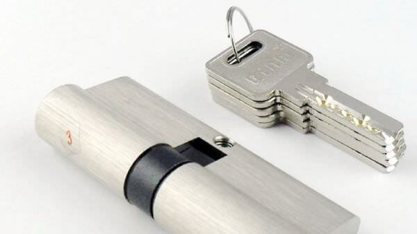 Замена личинки замка железной двери